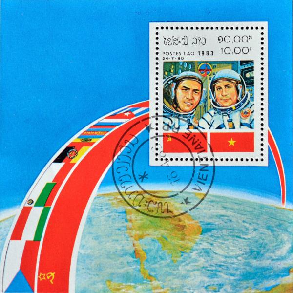 Colnect-2975-699-Cosmonauts-Flags.jpg