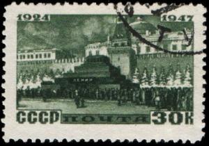 Colnect-1069-771-People-at-Lenin-s-Mausoleum.jpg